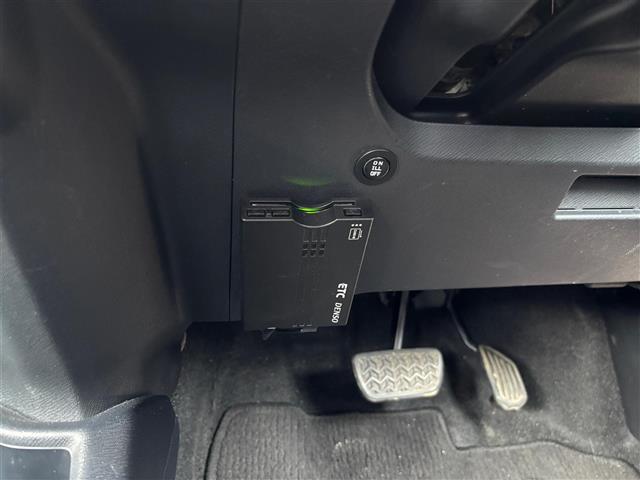 【ETC】有料道路を利用する際に料金所で停止することなく通過できる、ETC車載器（ノンストップ自動料金収受システム機器）が装備されています。セットアップを行うことで利用可能になります。