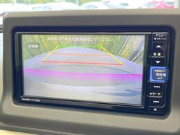 【バックカメラ】駐車時に後方がリアルタイム映像で確認できます。大型商業施設や立体駐車場での駐車時や、夜間のバック時に大活躍！運転スキルに関わらず、今や必須となった装備のひとつです！