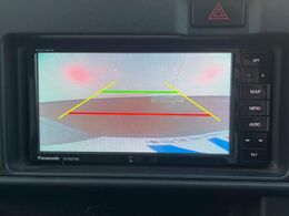 【バックカメラ】駐車時に後方がリアルタイム映像で確認できます。大型商業施設や立体駐車場での駐車時や、夜間のバック時に大活躍！運転スキルに関わらず、今や必須となった装備のひとつです！