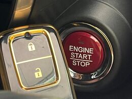 【Hondaスマートキー】カバンやポケットに入れたままでもドアの施錠・解錠が可能なスマートキーを装備。エンジンのオン・オフ時もカギを取り出す必要が無いからとっても便利です♪