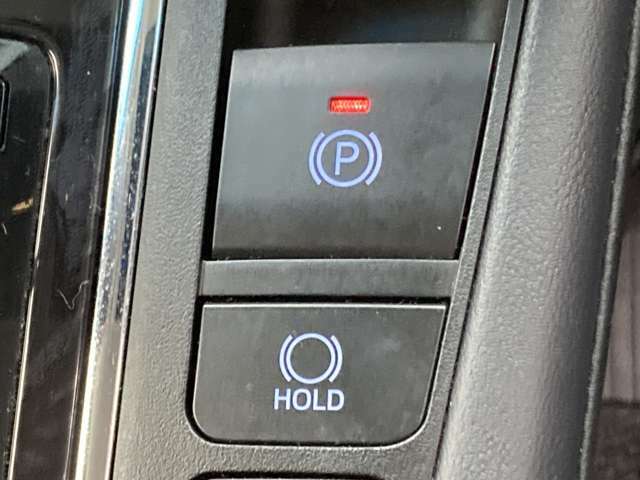電動パーキングブレーキです。「P」シフトに入れると自動的にブレーキがかかります。かけ忘れが防げますね。