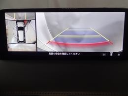 狭い場所での駐車やすれ違いなどでより的確な運転操作に役立つ360°ビューモニターが装備されています。