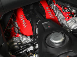3，990cc V8ツインターボエンジン＋3基の電動モーターを組み合わせたPHEVシステムを搭載し、システム出力は1，000cvに到達します。
