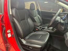 【レザーシート】ならではの高級感あふれる内装がこたわりのアイテム。見た目の高級感とより上質な座り心地をお楽しみください。