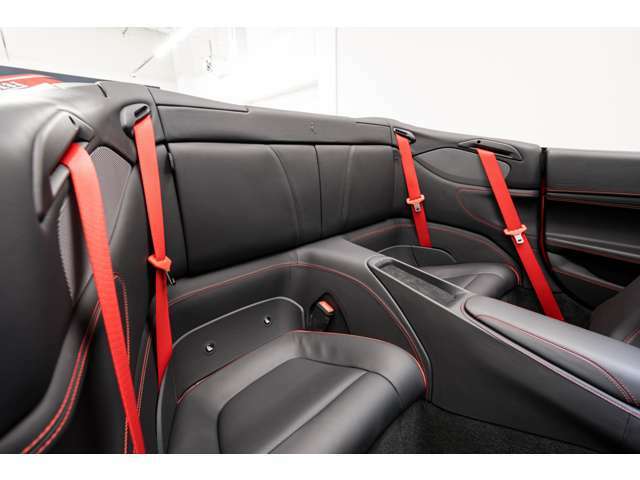 カラードシートベルトも赤を選択されており、内外装ともに統一感がございます。