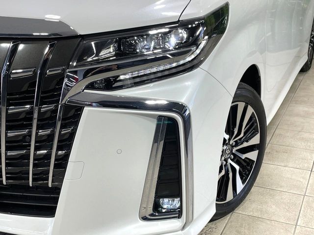 【LEDヘッドライト】悪天候や夜間走行時も良好な視界を確保し安心して運転できる高輝度LEDヘッドライトを装備！点灯速度が早く、消費電力も抑えられています。