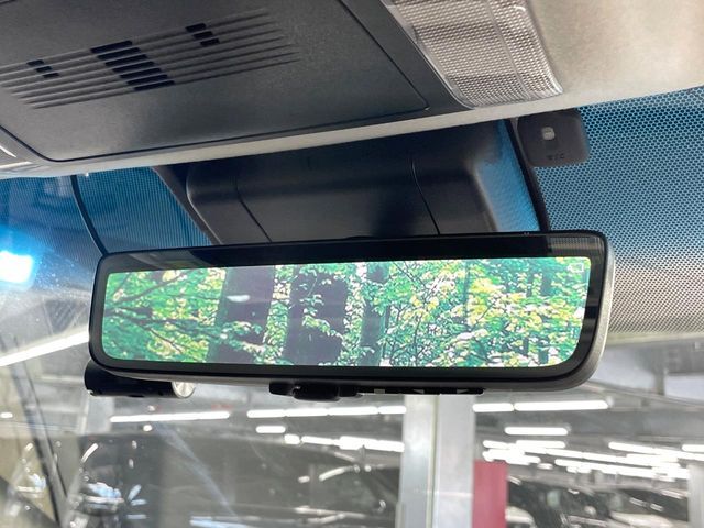 【デジタルインナーミラー】後席の大きな荷物や同乗者で後方が確認しづらい時でも安心！カメラが撮影した車両後方の映像をルームミラー内に表示。クリアな視界で状況の確認が可能です！