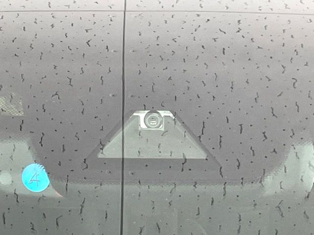 【トヨタセーフティセンス】走行中に前方の車両等を認識し、衝突しそうな時は警報とブレーキで衝突回避と被害軽減をアシスト。より安全にドライブをお楽しみいただけます。