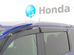 車内の空気の入れ替えだけでなく、雨天時の雨の入り込みや紫外線防止にも役立つドアバイザー装着済みです。