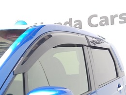 車内の空気の入れ替えだけでなく、雨天時の雨の入り込みや紫外線防止にも役立つドアバイザー装着済みです。