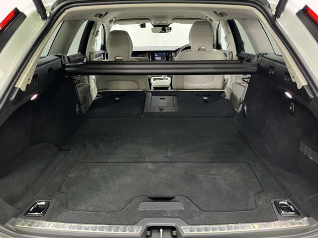 リアシートを全て倒せば、長さのあるお荷物も楽に積み込めます。