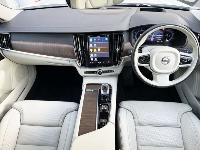 ボルボのフラッグシップであるV90はエステートとしての使い勝手に優れるだけではなく、エレガントなデザインも魅力な1台です。先代のV70と比べてボンネットや前輪が前に伸び、堂々としたスタイルとなっています。