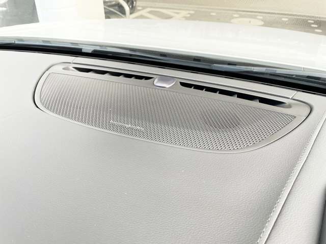 キレのある低音が魅力のharman/kardonスピーカーで、お気に入りの音楽を大迫力の音響でお楽しみください。