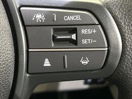 【アダプティブクルーズコントロール】高速道路での長距離走行が楽に！！自動で速度を保つクルーズコントロールが、衝突軽減システムと連携し、前方の車両を感知して車間を保つように速度調節してくれます！！