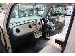 インパネはシンプルなデザイン。各操作スイッチなども使いやすい位置に配置されていますよ。