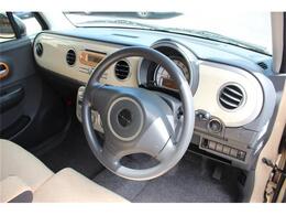 インパネはシンプルなデザイン。各操作スイッチなども使いやすい位置に配置されていますよ。