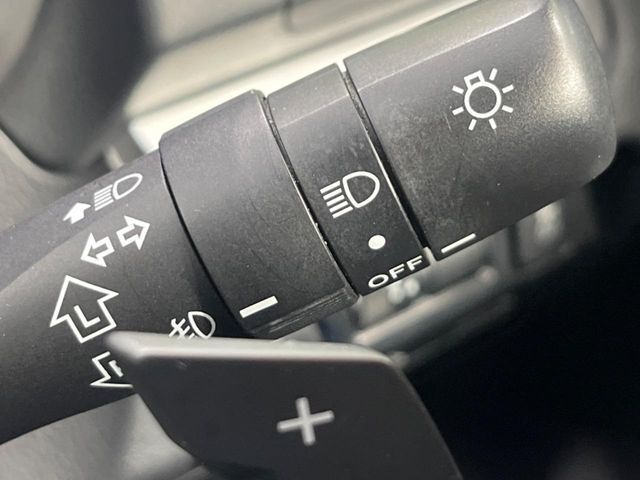 【パドルシフト】ハンドルから手を離さずに素早くシフトアップ＆ダウンができるので、エンジンブレーキを使う下り坂や高速道路の合流で加速したい場面で役立ちます。