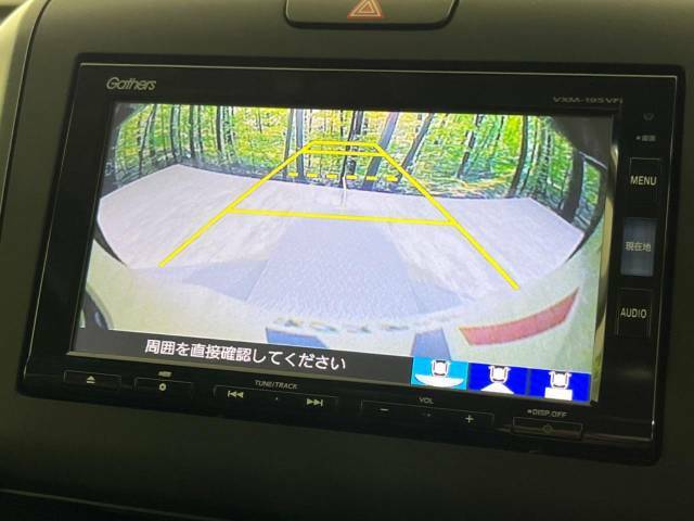 【バックカメラ】駐車時に後方がリアルタイム映像で確認できます。大型商業施設や立体駐車場での駐車時や、夜間のバック時に大活躍！運転スキルに関わらず、今や必須となった装備のひとつです！