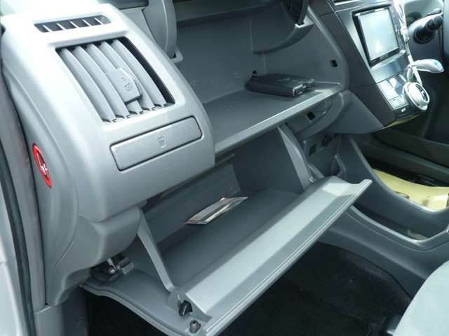 収納も多く使い勝手が良いです☆大きく開くので、荷物の出し入れしやすいですよ！