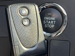 【キーフリーシステム】カバンやポケットに入れたままでもドアの施錠・解錠が可能なスマートキーを装備。エンジンのオン・オフ時もカギを取り出す必要が無いからとっても便利です♪