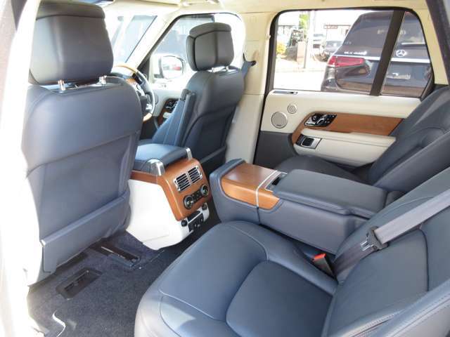 後部座席は天井も高く足元のスペースもしっかりと確保されているため窮屈なく過ごせます！