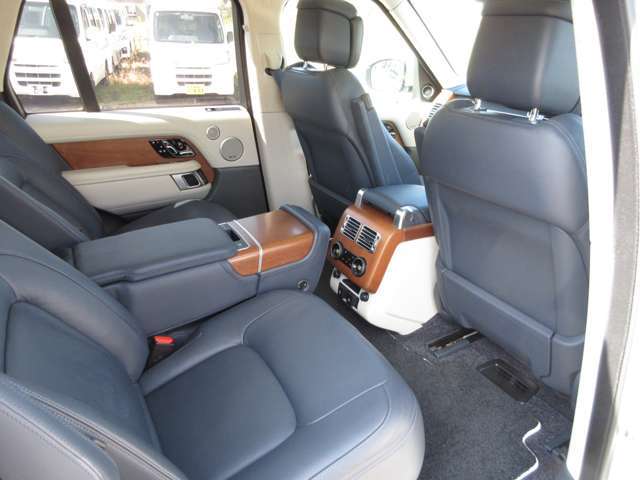 後席はセンターコンソールを下ろして2人でゆったりとお乗り頂くことが可能です！