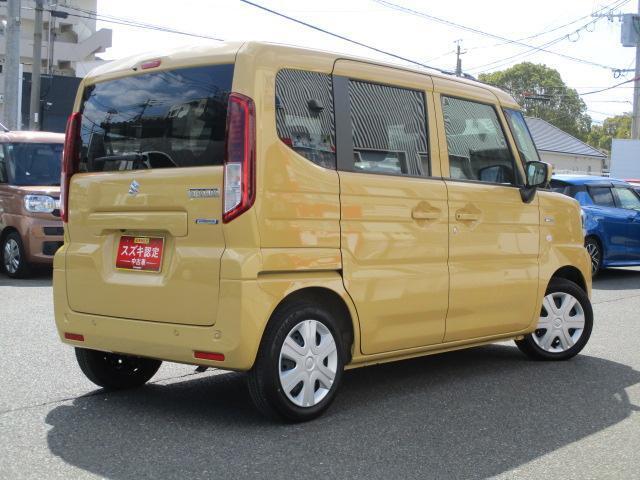 右斜め後ろからの特徴的なフォルム。ボックス型で車体全体を把握しやすく運転しやすそうですね♪