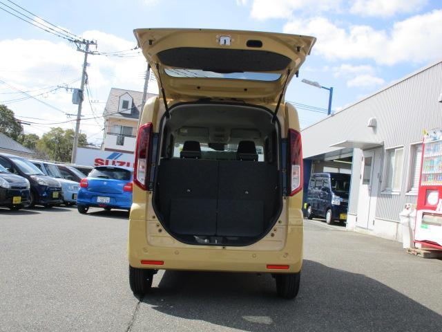 バックドアは上開き跳ね上げ式で、開口も広め！レジャーやショッピングの荷物も積みやすそうですね！