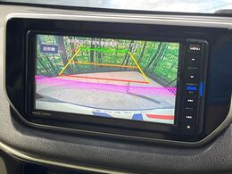 【バックカメラ】駐車時に後方がリアルタイム映像で確認できます。大型商業施設や立体駐車場での駐車時や、夜間のバック時に大活躍！運転スキルに関わらず、今や必須となった装備のひとつです！