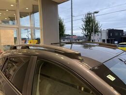 【ルーフレール】外観の魅力を引き立てるとともに、ウィンタースポーツや釣り、ロードバイク等で使う各種ギアを積むキャリア取り付けベースに！アクティブなカーライフを楽しむには必須の装備ですね！