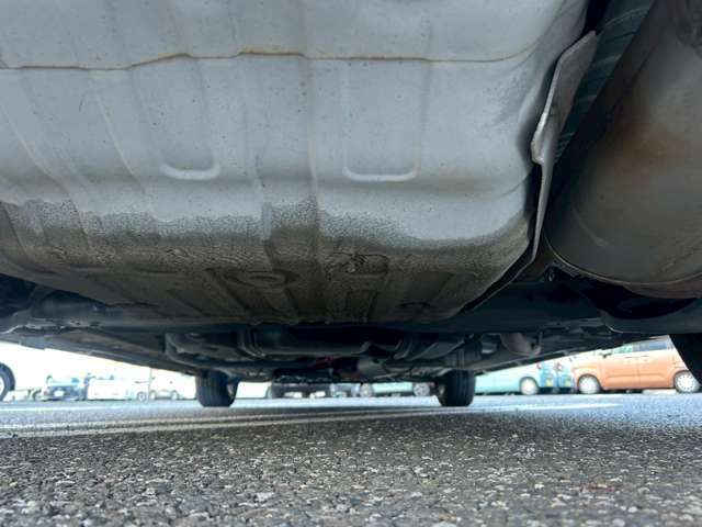 弊社ではオイル交換に【Shell　HELIXオイル】を採用しております！F1レースにも使用されている高級オイル☆弊社のメンテナンスパックでは、【Shell　HELIペンズオイル】の交換が何回でも無料♪