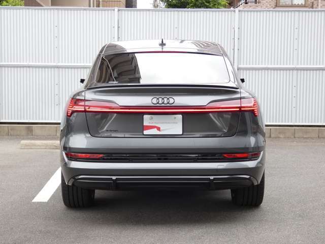 Audi認定中古車が大きく進化。2017年2月より、AAA　Premium　Plus、AAAと、車歴に応じて2段階のグレードを設定。保証の範囲や期間も拡大しました。