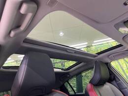 【パノラマルーフ】大型のガラスルーフ搭載で車内の解放感が一気にアップ！開放的なドライブをお楽しみいただけます。