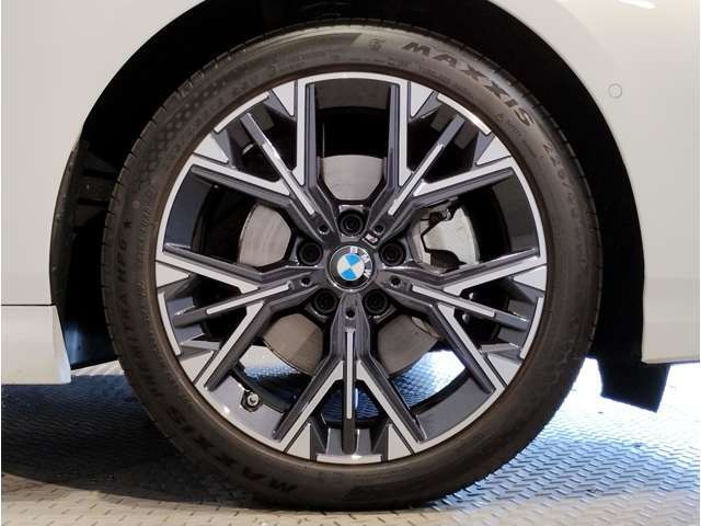 【BMWアロイホイル】軽量かつ強度に拘ったアロイホイル。走行性能ポテンシャルを引き出す設計。車の足元を引き締めてくれる大きなポイントはアロイホイルです。