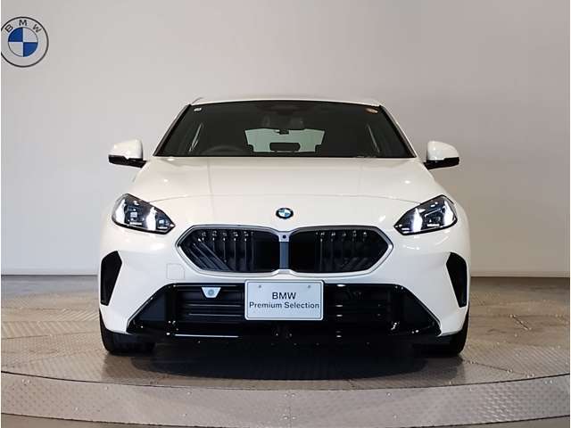 【キドニーグリル】BMWは約90年もの間、ほぼ全ての車両にひと目でBMWだと分かるこの特徴的なフロントグリルが備えられ、デザイン・アイコンとして親しまれてきました。
