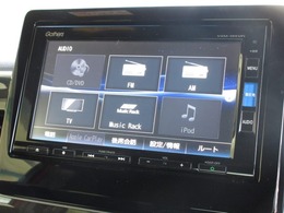 ナビはギャザズメモリーナビVXM-195VFiを装着。AppleCarPlay、AM、FM、CD、DVD再生、Bluetoothオーディオ、音楽録音再生、フルセグTVがご使用いただけます。