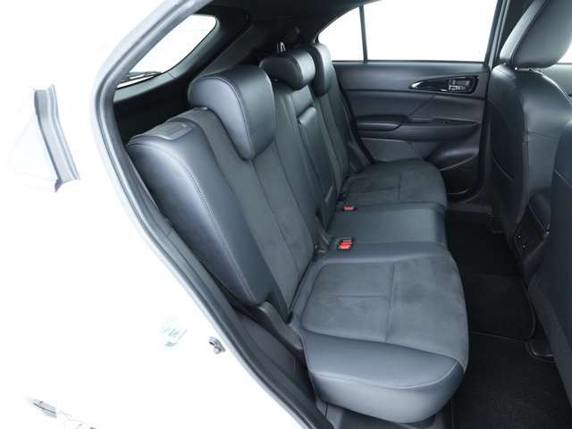 後席シートです☆厚みのある座席は綺麗な状態を維持しており、体重をかけて座っても程よい弾性で押し返してくれます！天井も高めになっておりますので、窮屈感も感じさせにくくなっております！