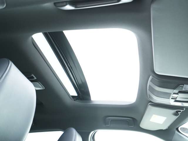 電動サンルーフ搭載！広々とした解放感や太陽光を取り込み明るい車内を演出することが出来ます☆もちろん閉じることも出来ますので、日差しの強いにも安心です♪