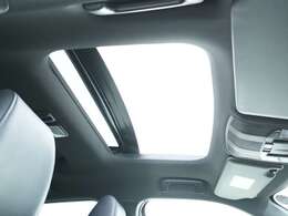 電動サンルーフ搭載！広々とした解放感や太陽光を取り込み明るい車内を演出することが出来ます☆もちろん閉じることも出来ますので、日差しの強いにも安心です♪