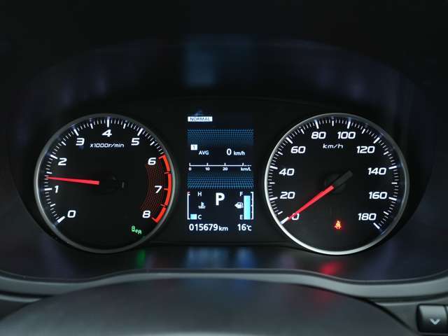 明るいスピードメーターは夜間でも見やすいです！中央のディスプレイにはお車の様々な情報がカラーで表示されます！