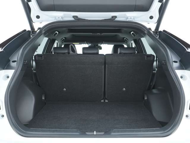 大きなバックドアはスーツケース等の大型のお荷物を積み込む際にも、ぶつけることなく入れることが出来ます☆