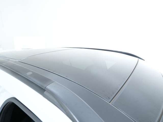 新車時オプションであるルーフレールも装着☆様々なアタッチメントの装着が可能です！