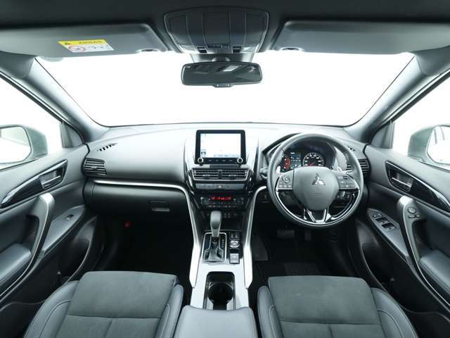 水平基調のインパネは航空機のコックピットのような雰囲気を持っております☆シルバーのアクセントやプレミアム感ある素材の配置の内装はスポーティな空間を実現！