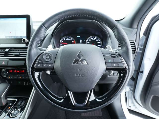 アダプティブクルーズコントロールがついています♪速度を設定すればアクセルを踏まなくてもスピードを保ってくれるので長距離運転も快適です♪