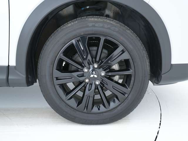 装着タイヤ★ブラックエディション専用純正アルミホイール＆夏タイヤ装着です★