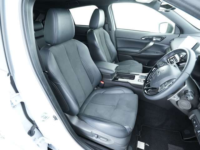 運転席です☆肌触りの良い座席シートや広めの空間が備わっております！急なカーブでもしっかりとお体を支えられるように座席シートの両側が立体的になっており、安定した姿勢で運転が可能♪