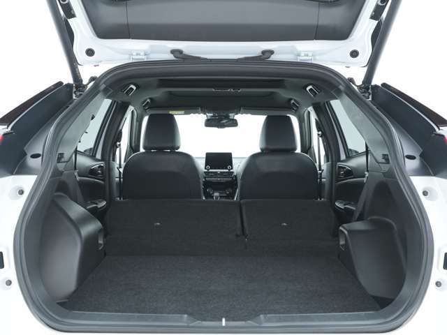 後席を全て折り畳むことで、ボディ後方を目一杯使った大容量の荷室を作り出すことが出来ます♪ご夫婦やご友人とのお出かけにもピッタリなお車となっております！