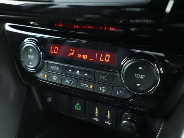 左右で別々の温度の送風が可能なエアコン操作部です！運転席の方と助手席の方で温風と冷風を同時に使用できます！