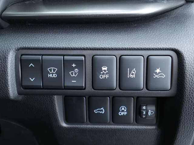 各種機能類のスイッチです！ヘッドアップディスプレイの角度や明るさの調整スイッチの他、横滑り防止装置やレーンキープアシスト等の運転支援機能のオン/オフスイッチもございます！
