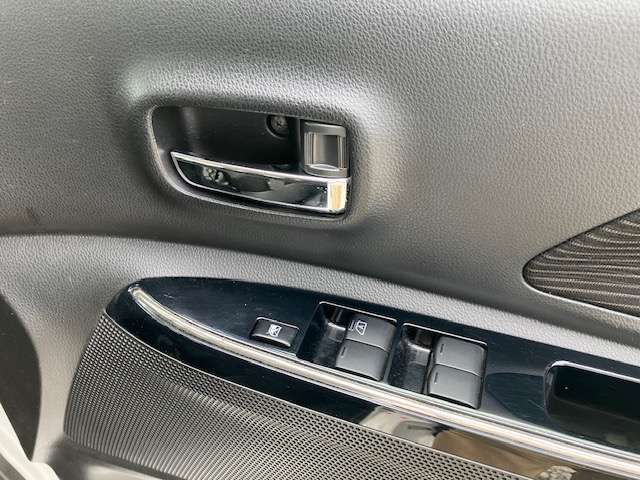運転席ドアのスイッチの画像です